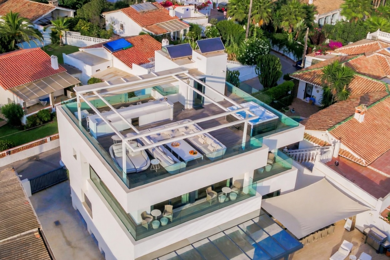 Chalet en venta con acceso directo a la playa en Marbella — Salón