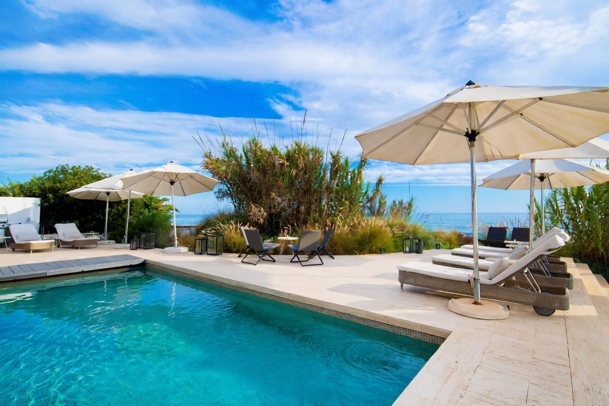 Chalet en venta con acceso directo a la playa en Marbella — Terraza mar