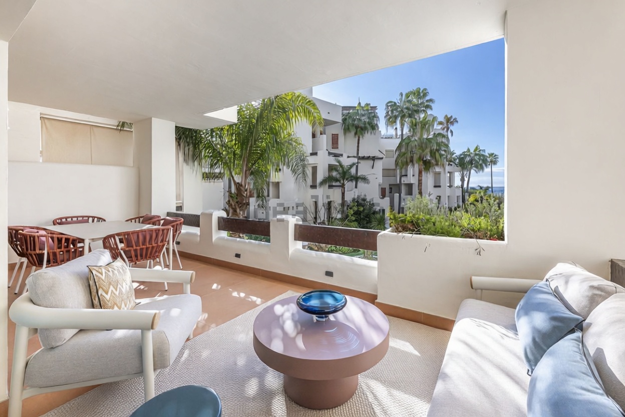 Piso en venta en primera línea de playa en Estepona — Terraza mar