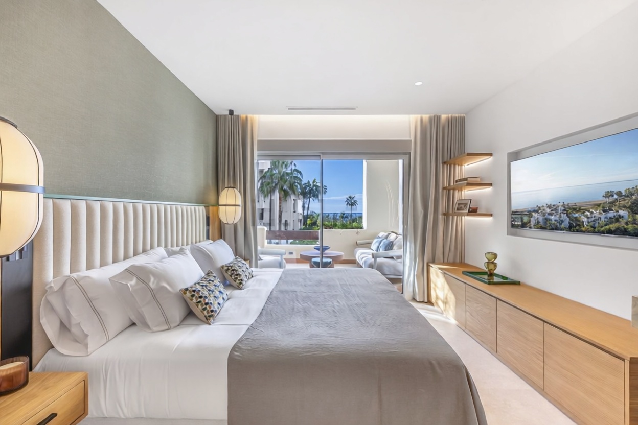 Piso en venta en primera línea de playa en Estepona — Dormitorio