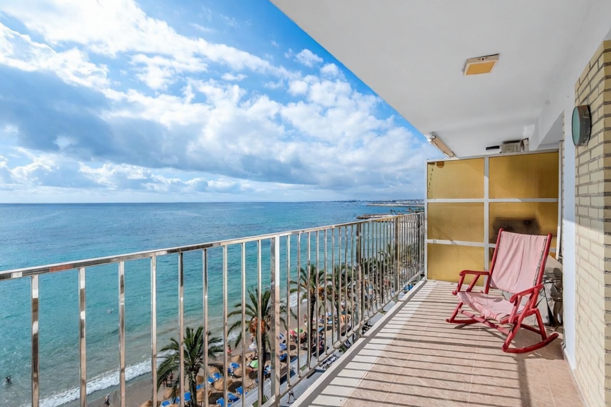 Piso en primera línea de playa en Torrevieja — Terraza mar