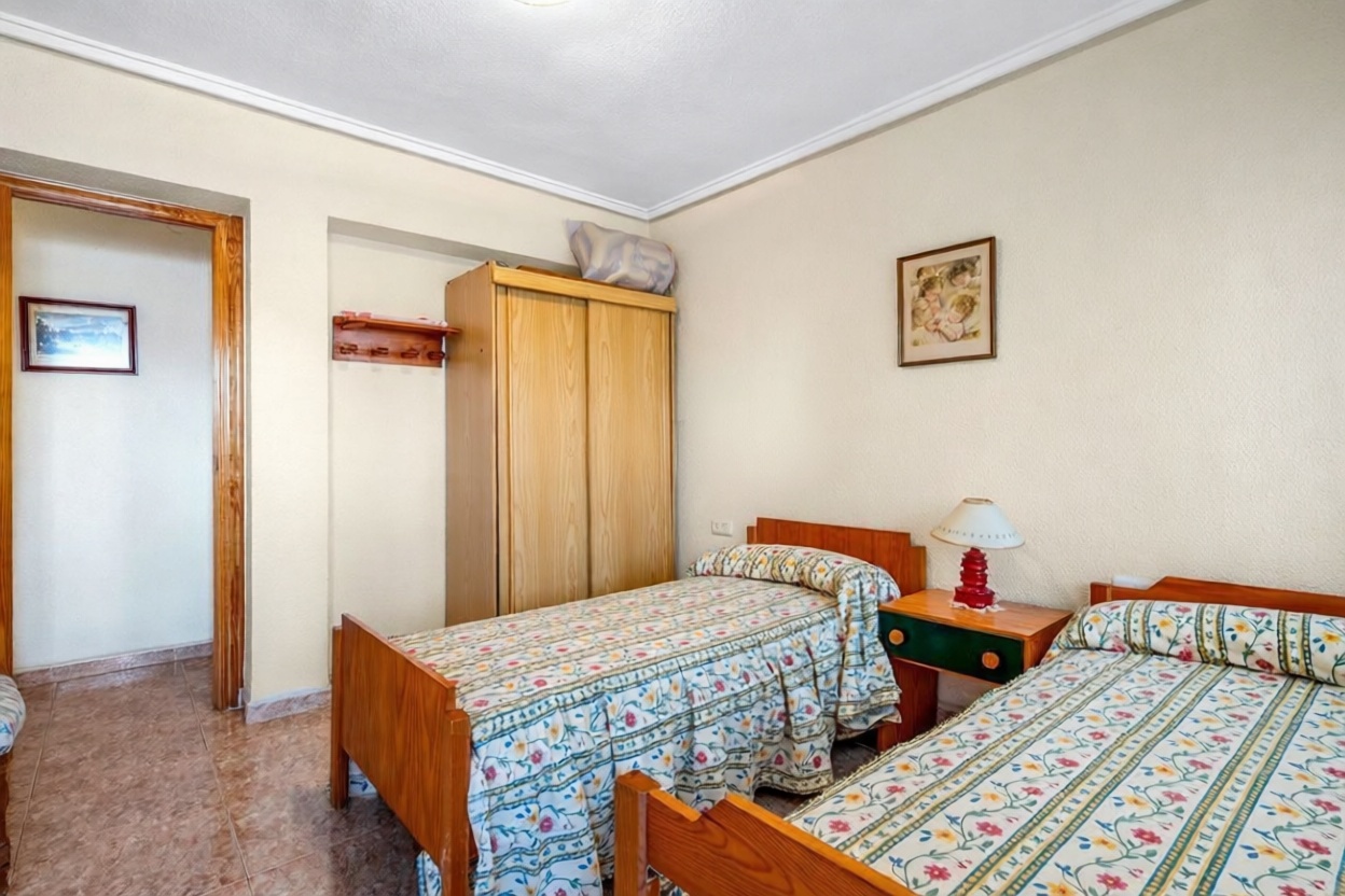 Piso en primera línea de playa en Torrevieja — Dormitorio