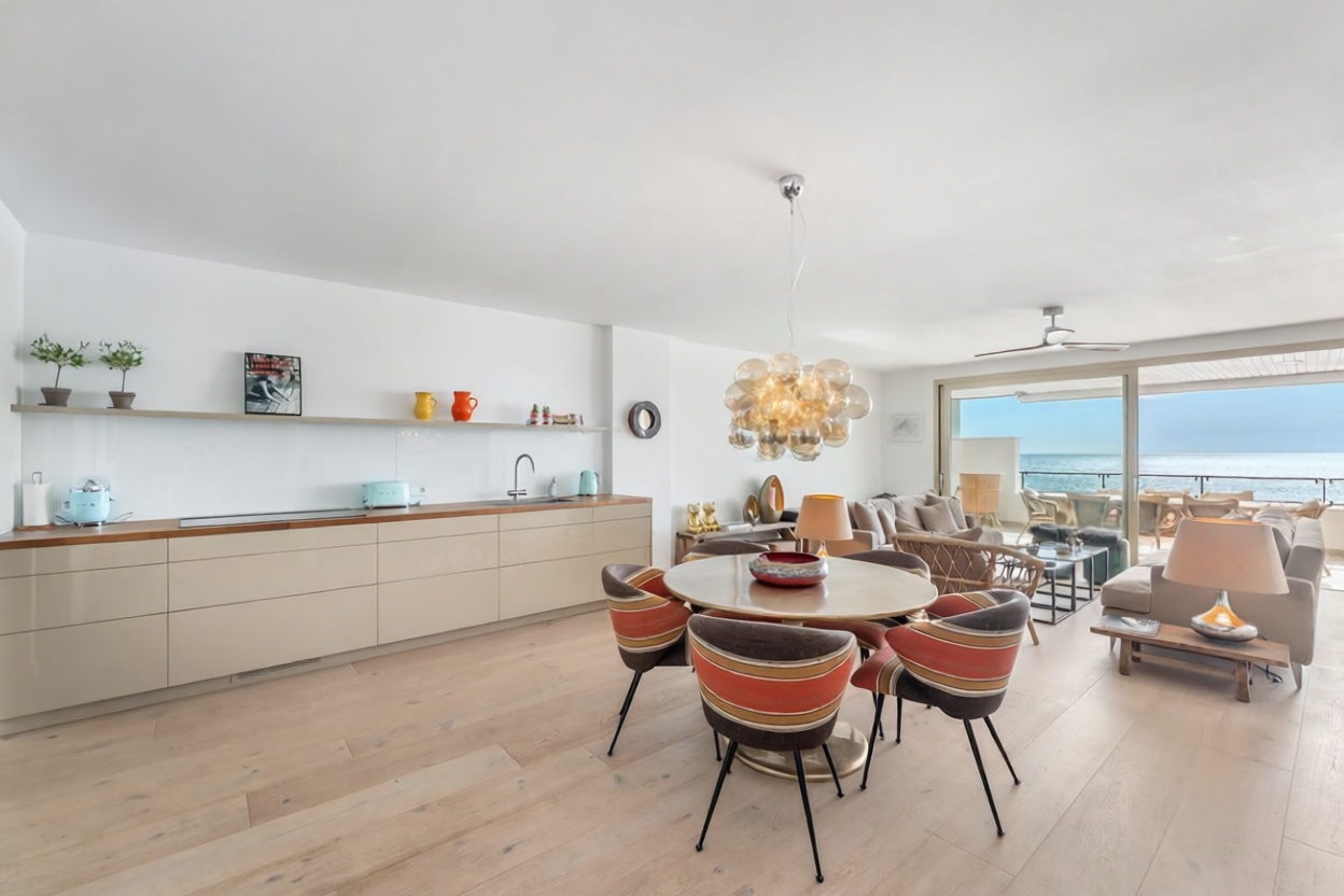 Piso en venta en primera línea de playa en Palma de Mallorca — Salón