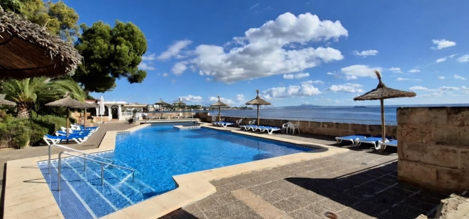 Wohnung zum Verkauf in direkter Strandlage in Calvià — Pool