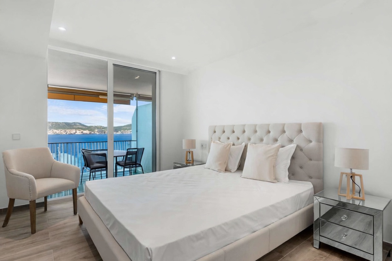 Piso en venta en primera línea de playa en Calvià — Dormitorio