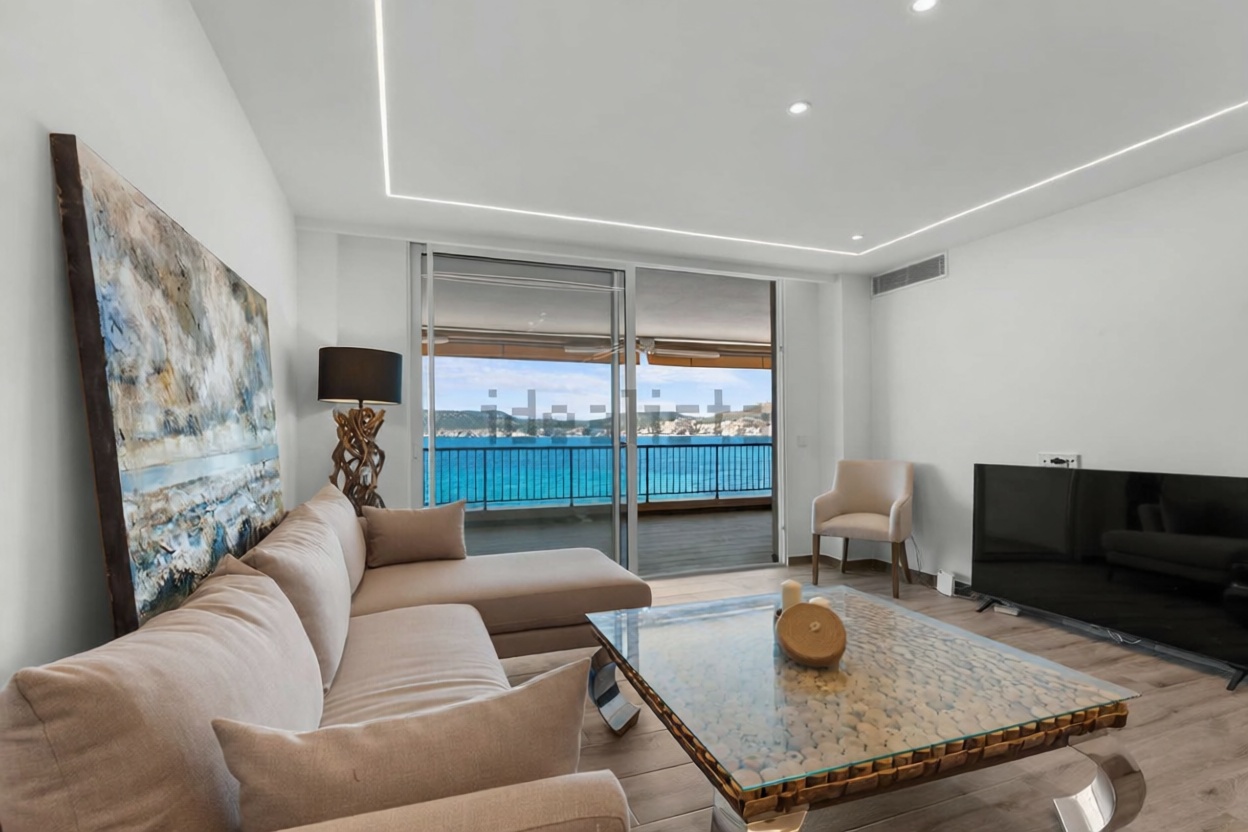 Piso en venta en primera línea de playa en Calvià — Salón