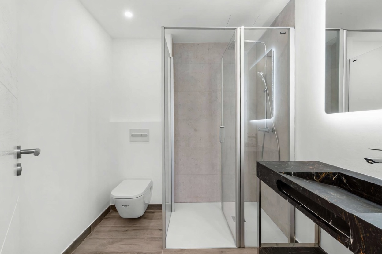 Piso en venta en primera línea de playa en Calvià — Baño