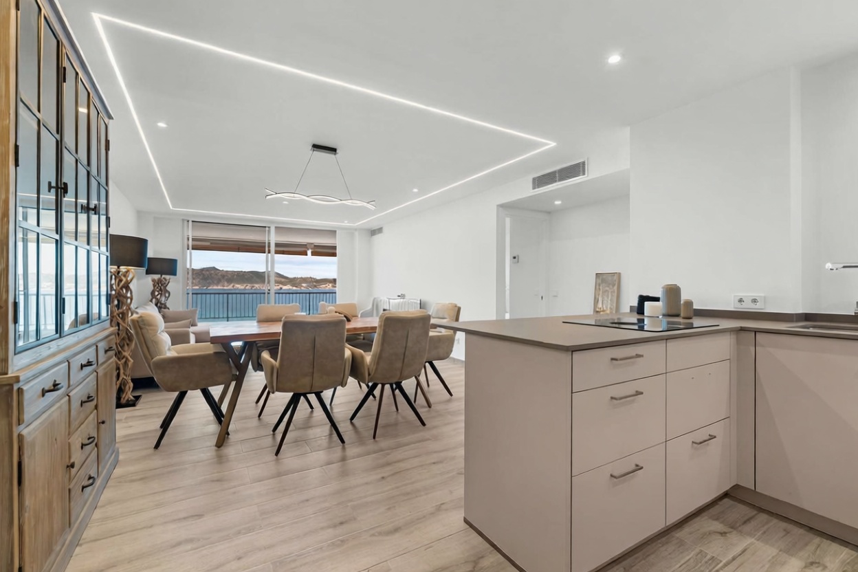 Piso en venta en primera línea de playa en Calvià — Cocina