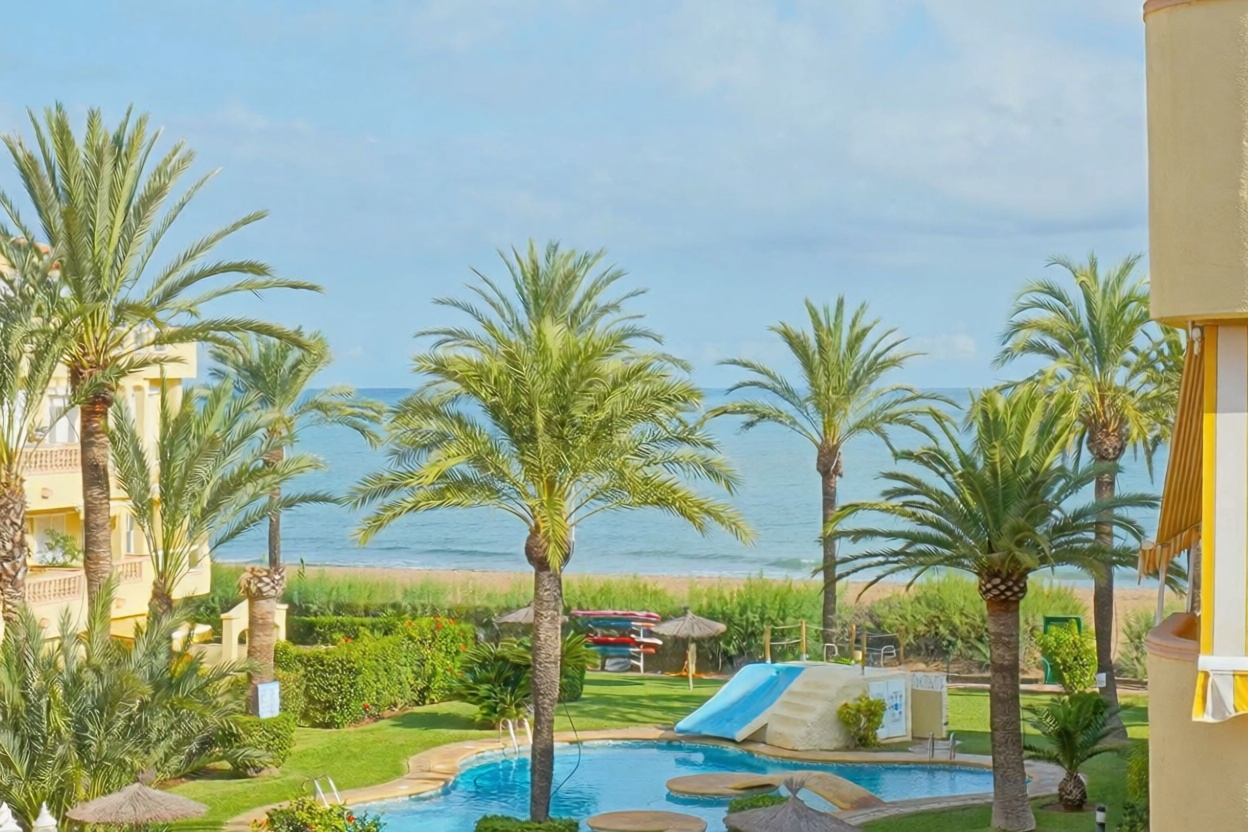Flat for sale frontline beach in Denia — Sea view
