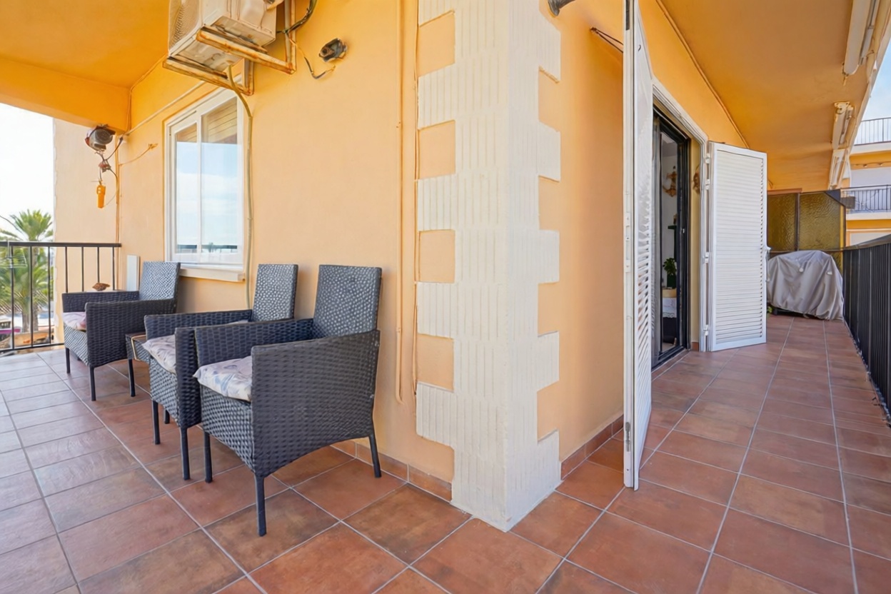 Flat for sale frontline beach in Denia — Living room