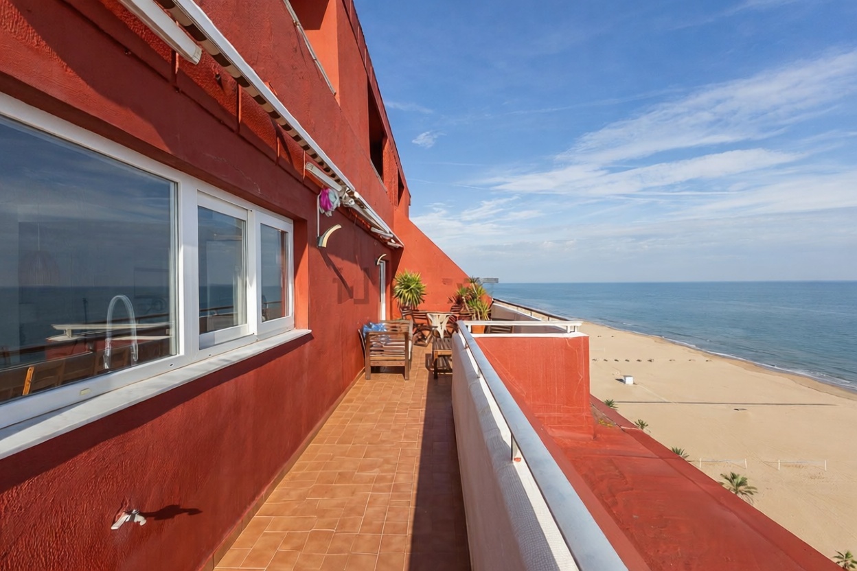 Dachgeschosswohnung zum Verkauf in erster Meereslinie in Gandia — Meerterrasse