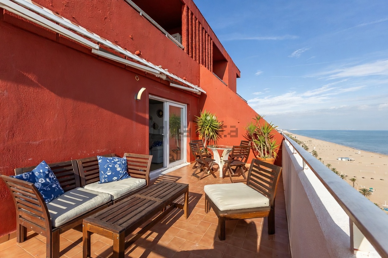 Dachgeschosswohnung zum Verkauf in erster Meereslinie in Gandia — Meerterrasse