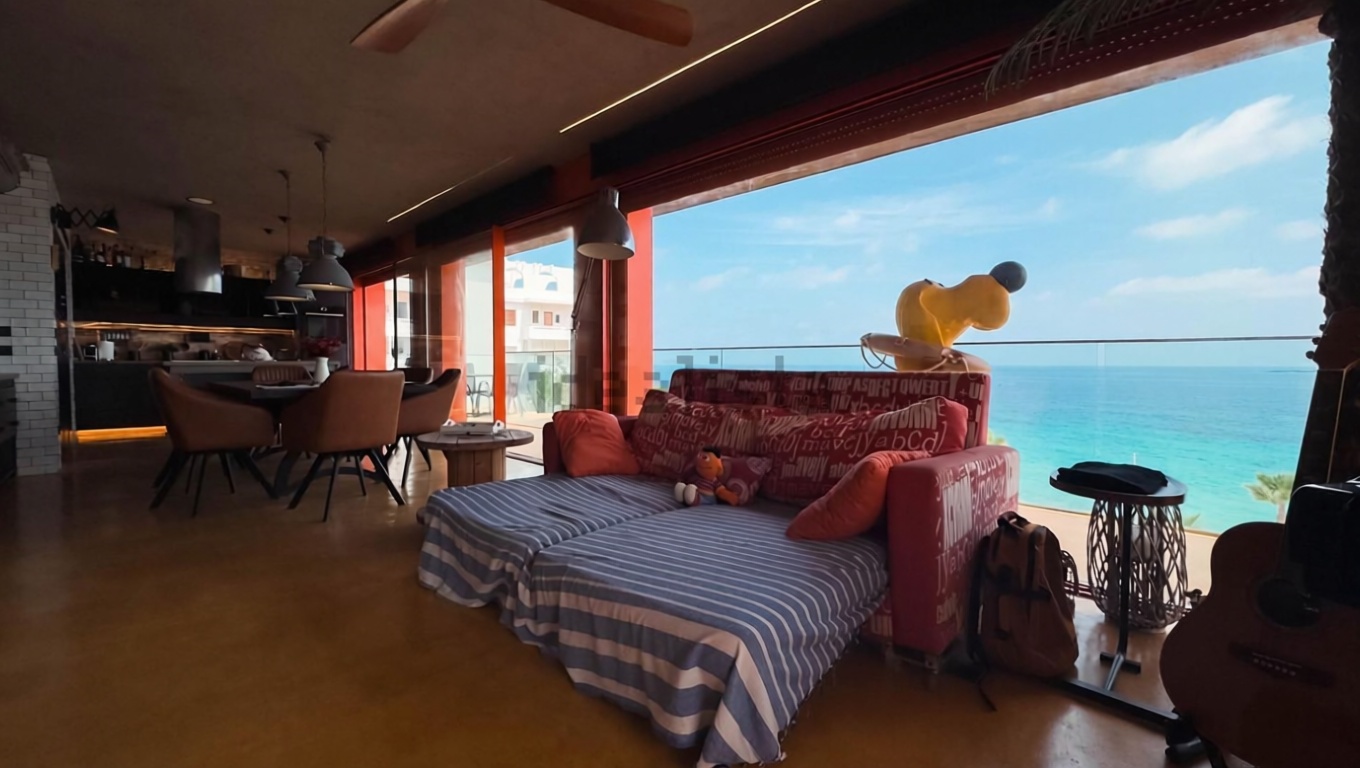 Chalet with Direct Beach Access in Villajoyosa — Living room