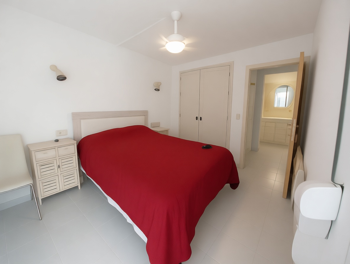 Piso en venta en primera línea de playa en Calvià — Dormitorio