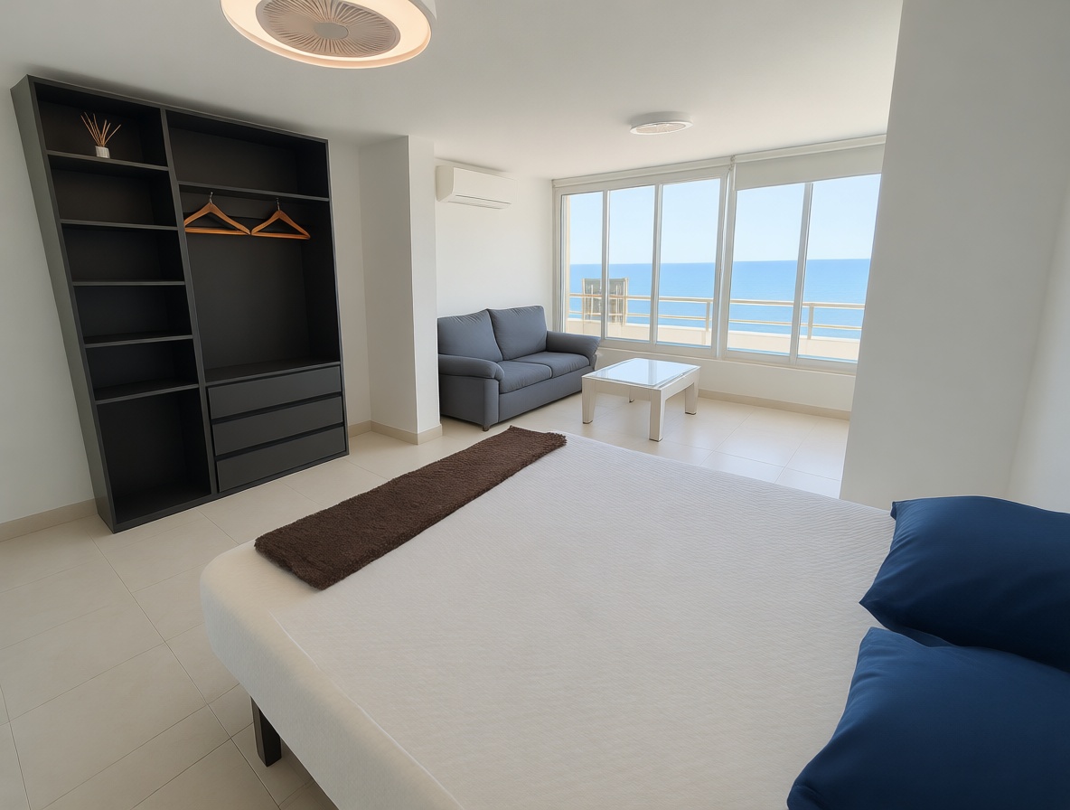 Piso en primera línea de playa en Benidorm — Dormitorio