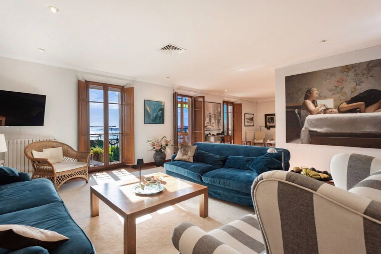 Beachfront flat in Palma de Mallorca — Living room
