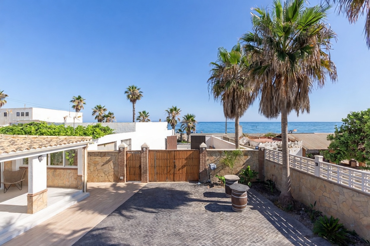 Chalet à vendre avec accès direct à la plage à Vélez Málaga — Vue mer