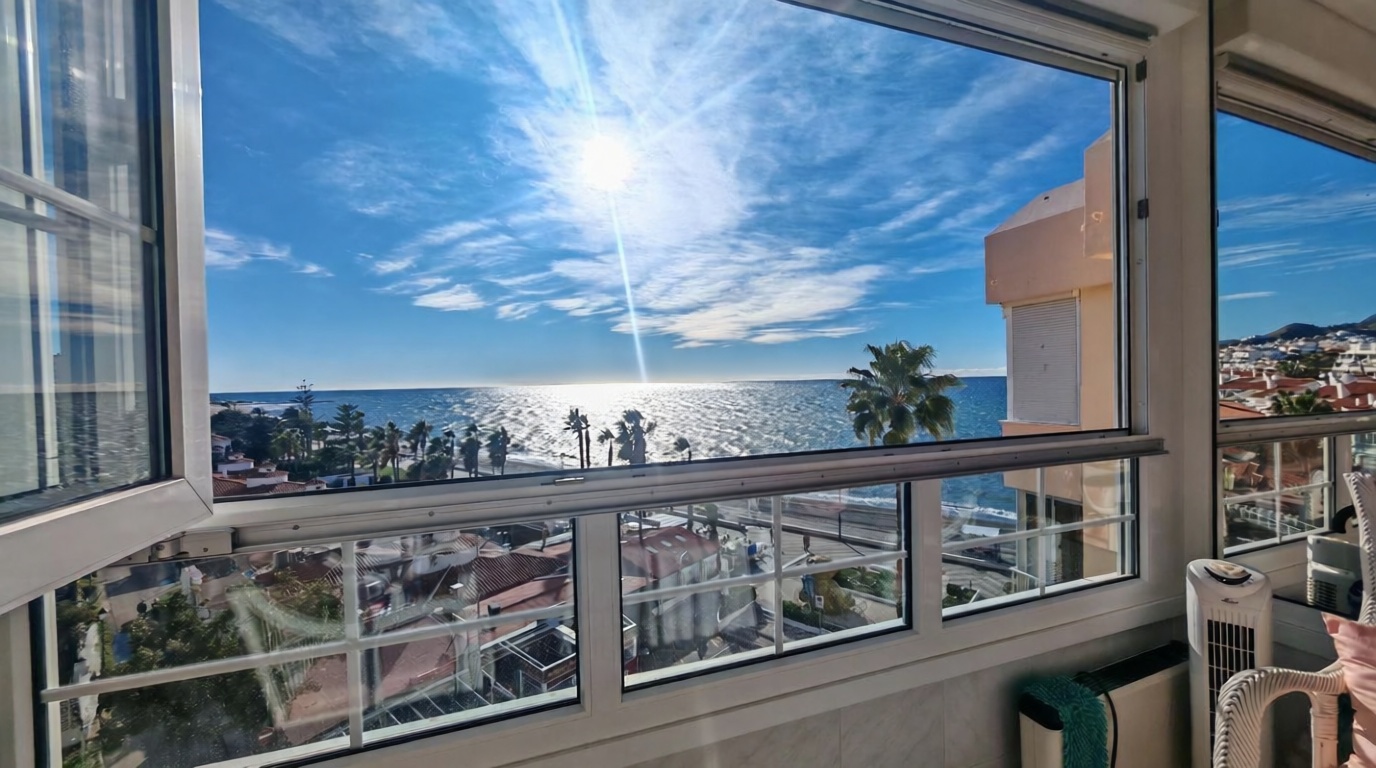 Мансарда на продажу на первой линии моря в Torrox
