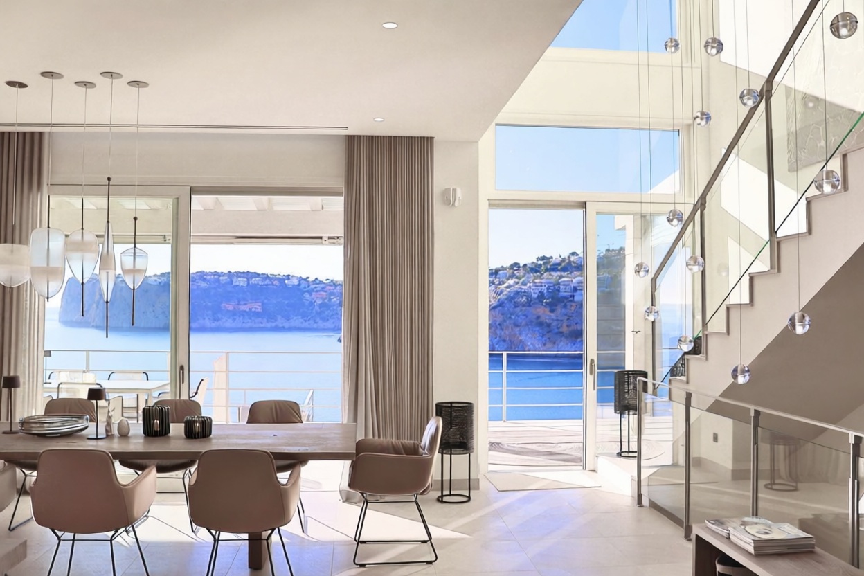 Chalet for sale with direct beach access in Andratx — Dining room