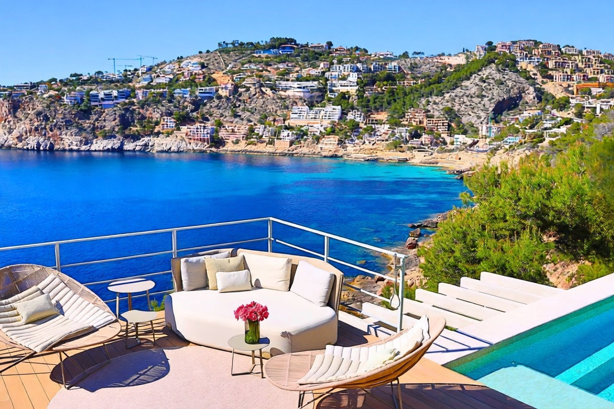 Chalet for sale with direct beach access in Andratx — Sea terrace