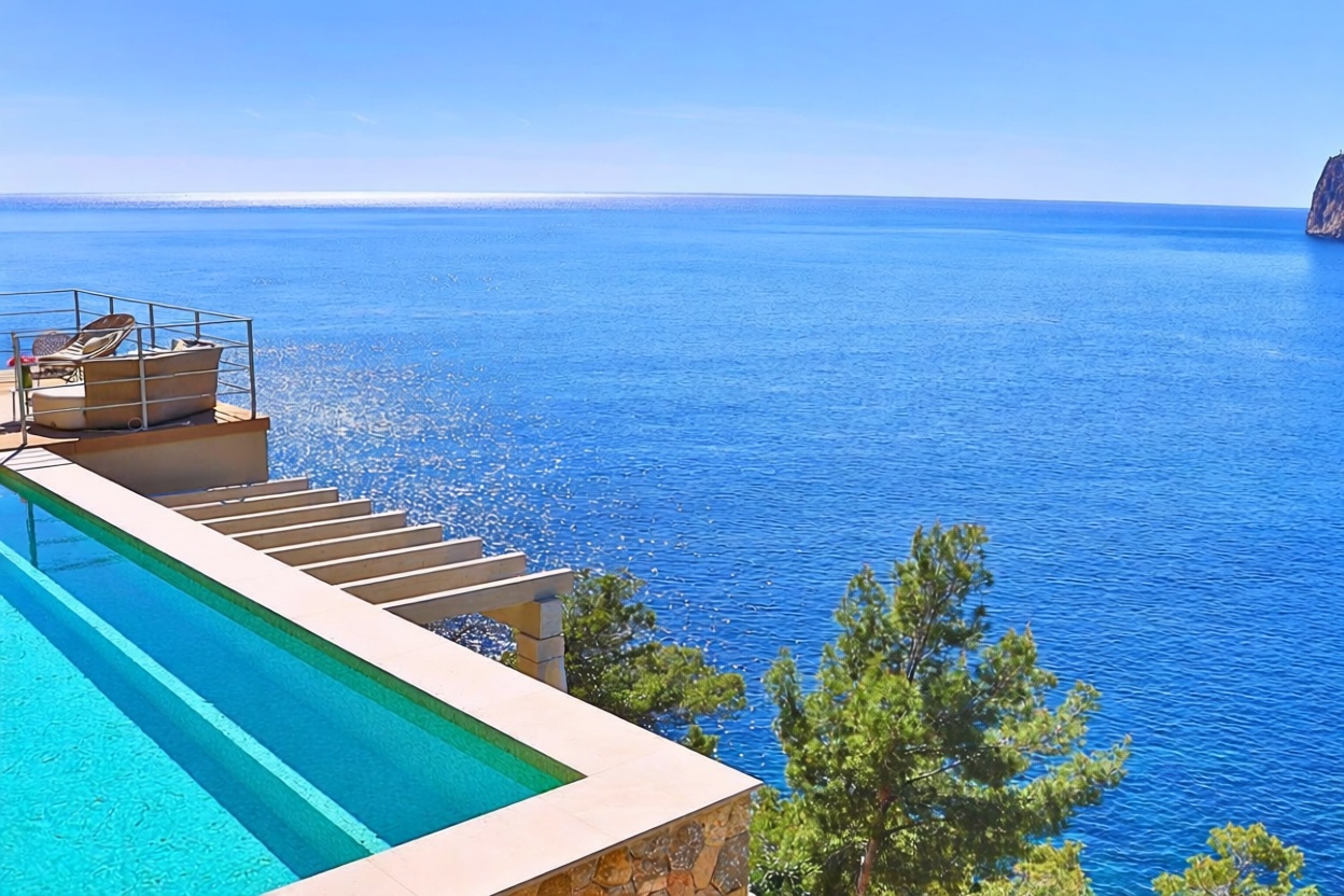 Chalet for sale with direct beach access in Andratx — Pool