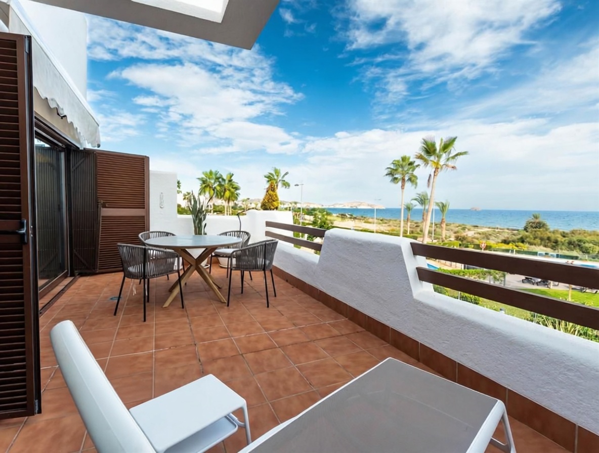 Мансарда на продажу на первой линии моря в San Juan de los Terreros