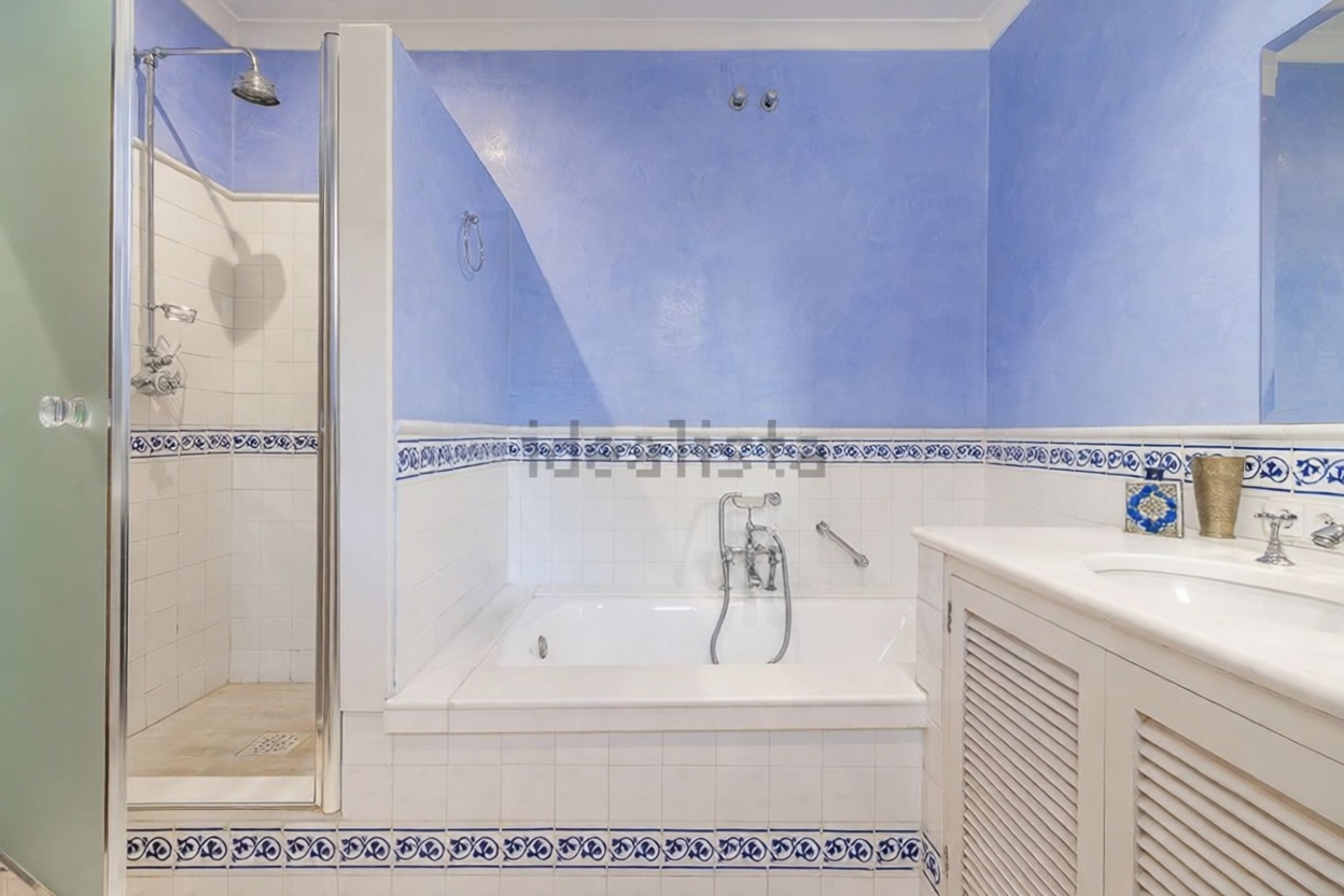 Flat for sale frontline beach in Antigua — Bathroom