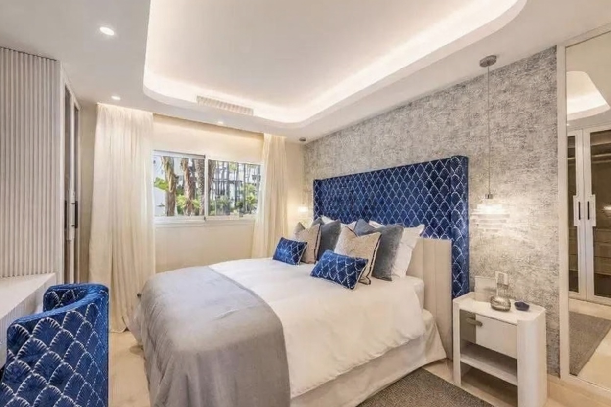 Flat for sale frontline beach in Marbella — Bedroom