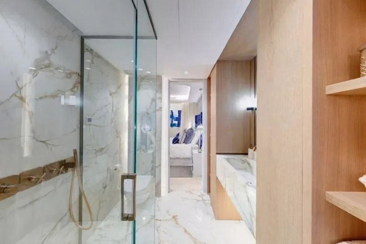 Flat for sale frontline beach in Marbella — Bathroom