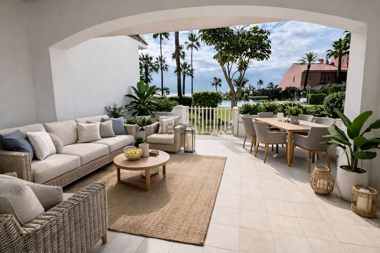 Chalet for sale with direct beach access in Estepona — Sea terrace