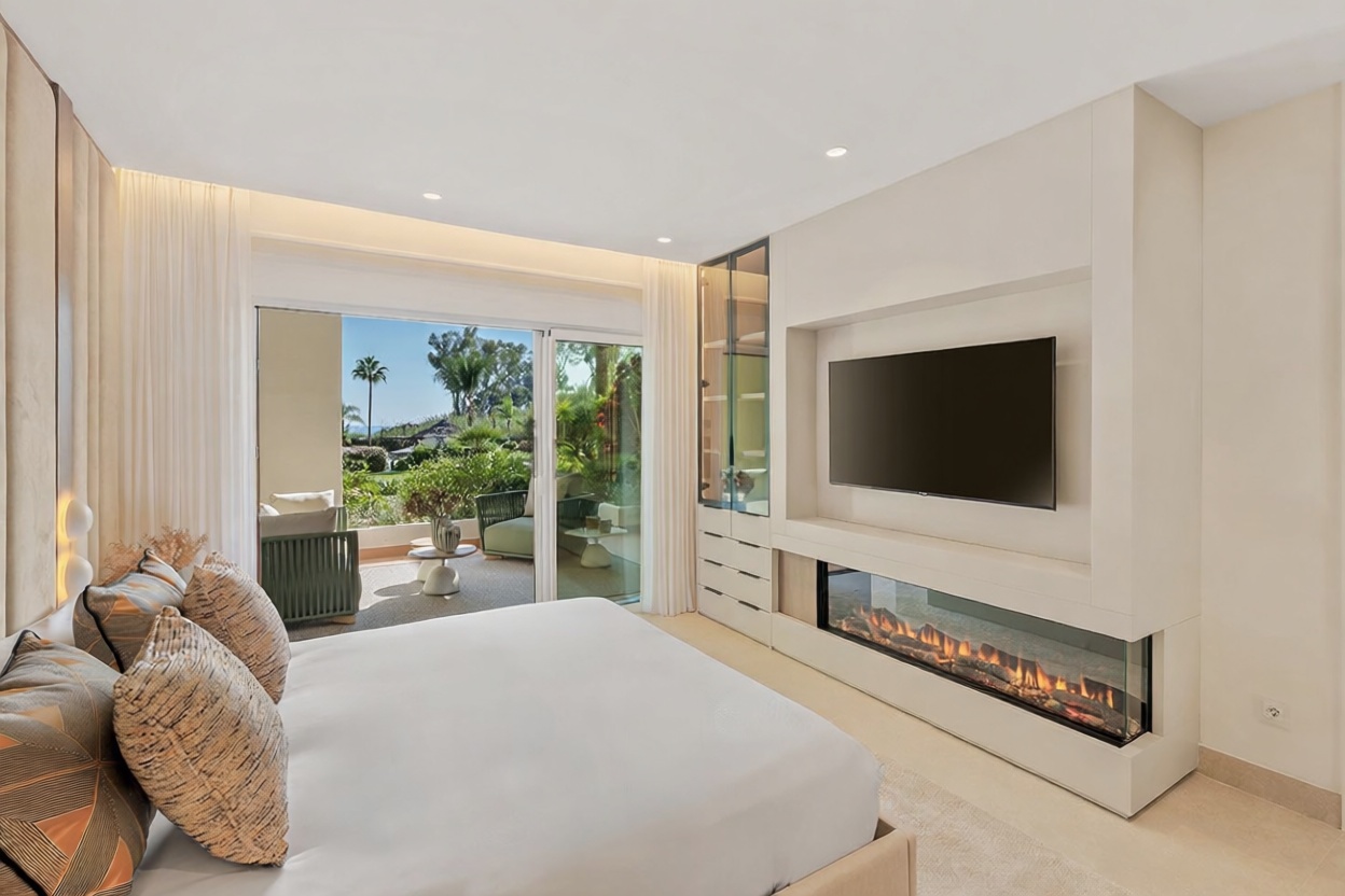 Flat for sale frontline beach in Estepona — Bedroom