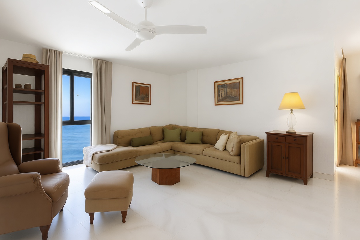 Appartement en première ligne de plage à Estepona — Séjour