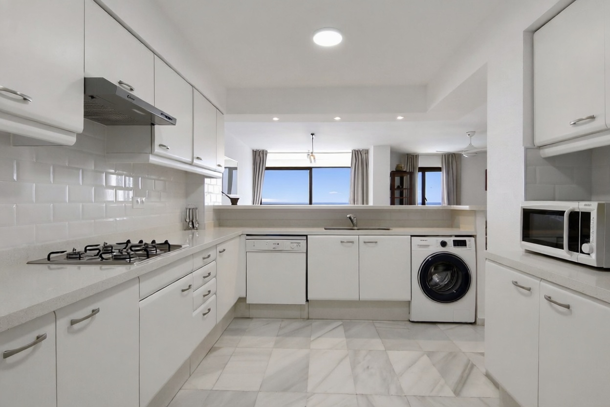 Appartement en première ligne de plage à Estepona — Cuisine
