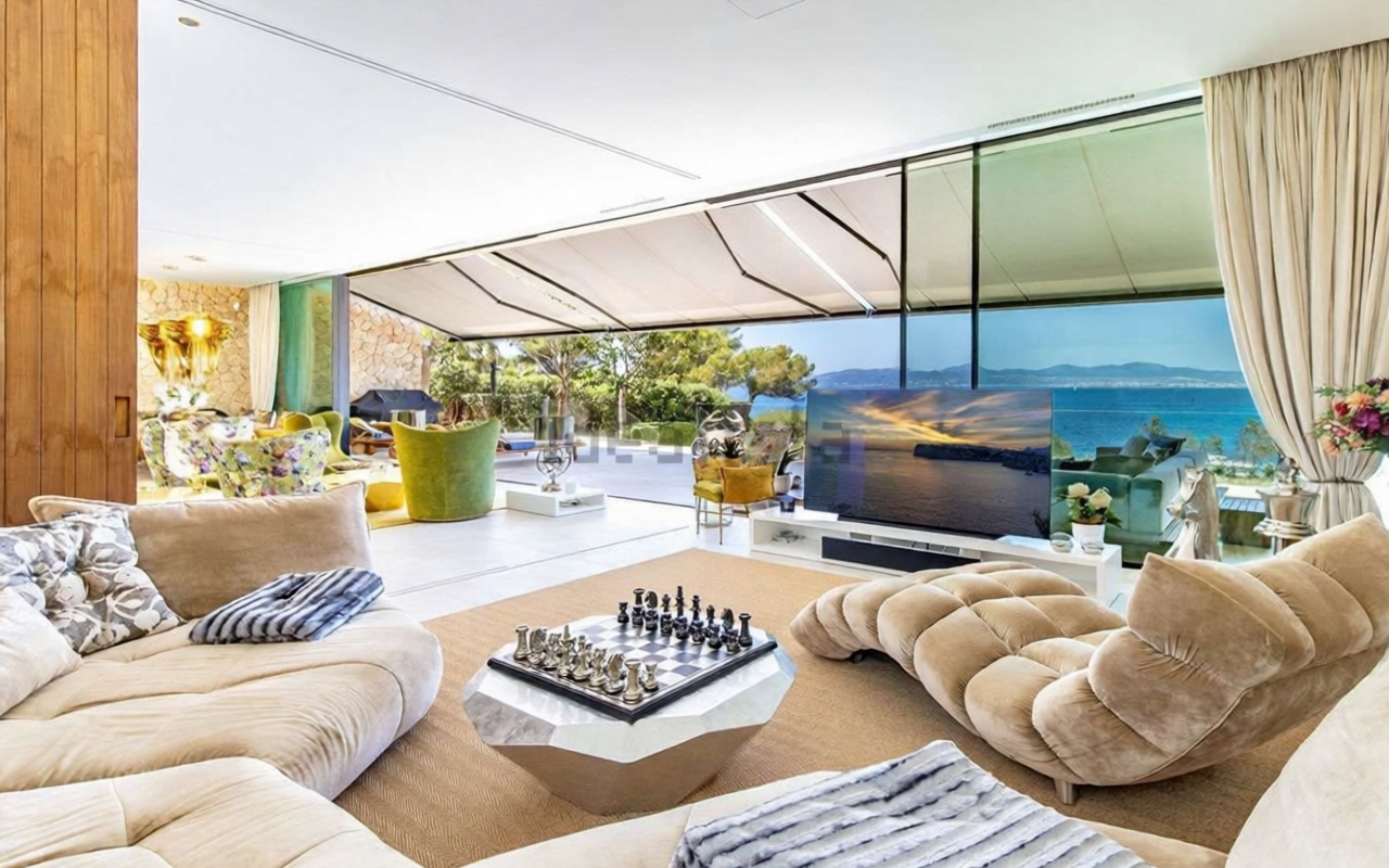 Chalet en venta con acceso directo a la playa en Llucmajor — Salón
