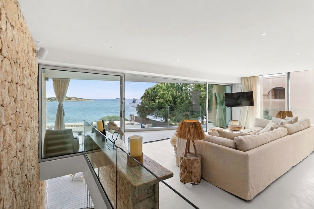 Chalet en venta con acceso directo a la playa en Eivissa — Salón