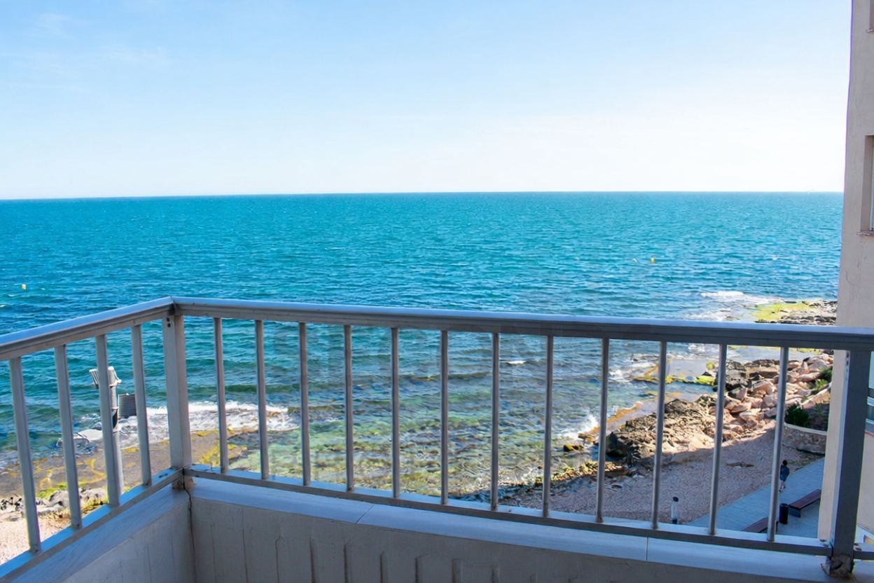 Квартира на продажу на первой линии пляжа в Torrevieja