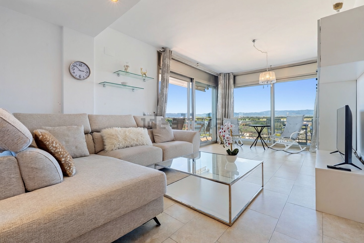 Ático en venta en primera línea de mar en Cambrils — Salón