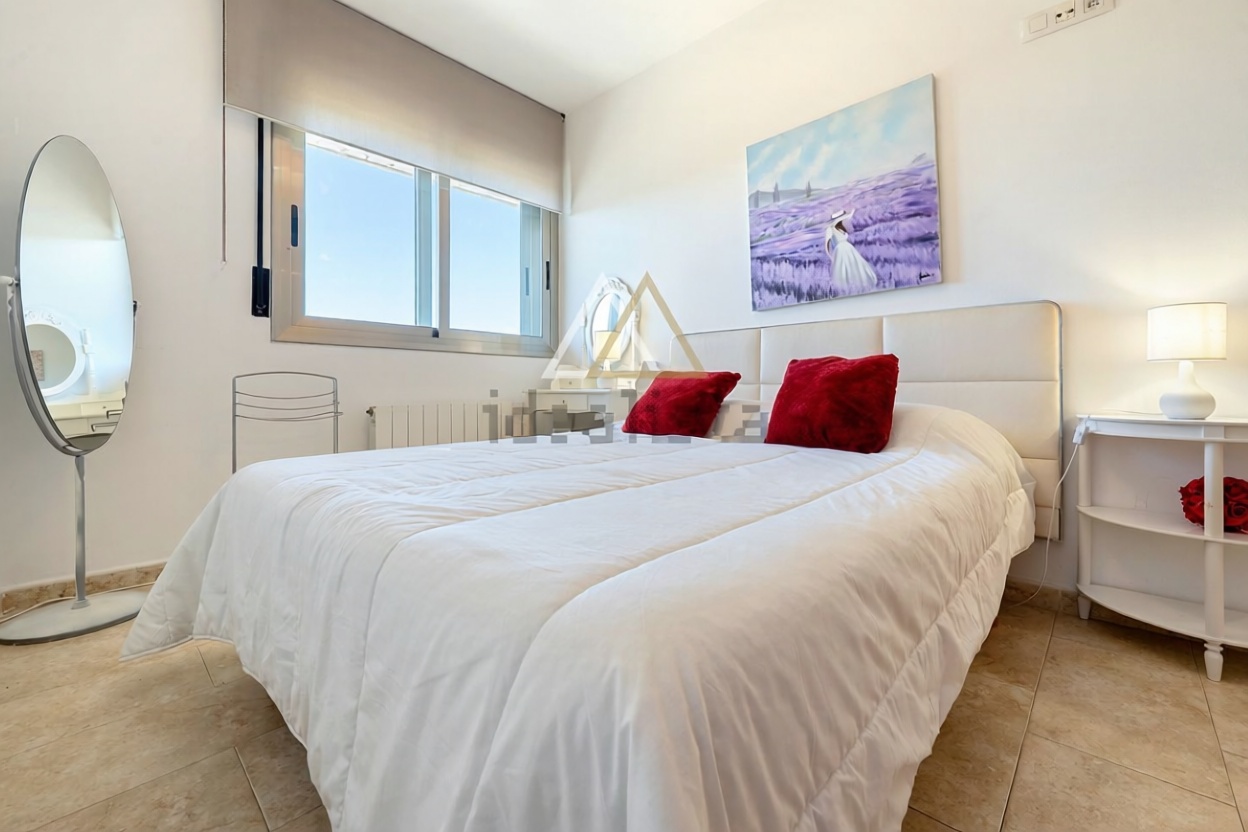 Ático en venta en primera línea de mar en Cambrils — Dormitorio