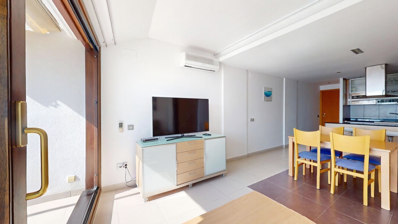 Ático en venta en primera línea de mar en Cambrils — Salón