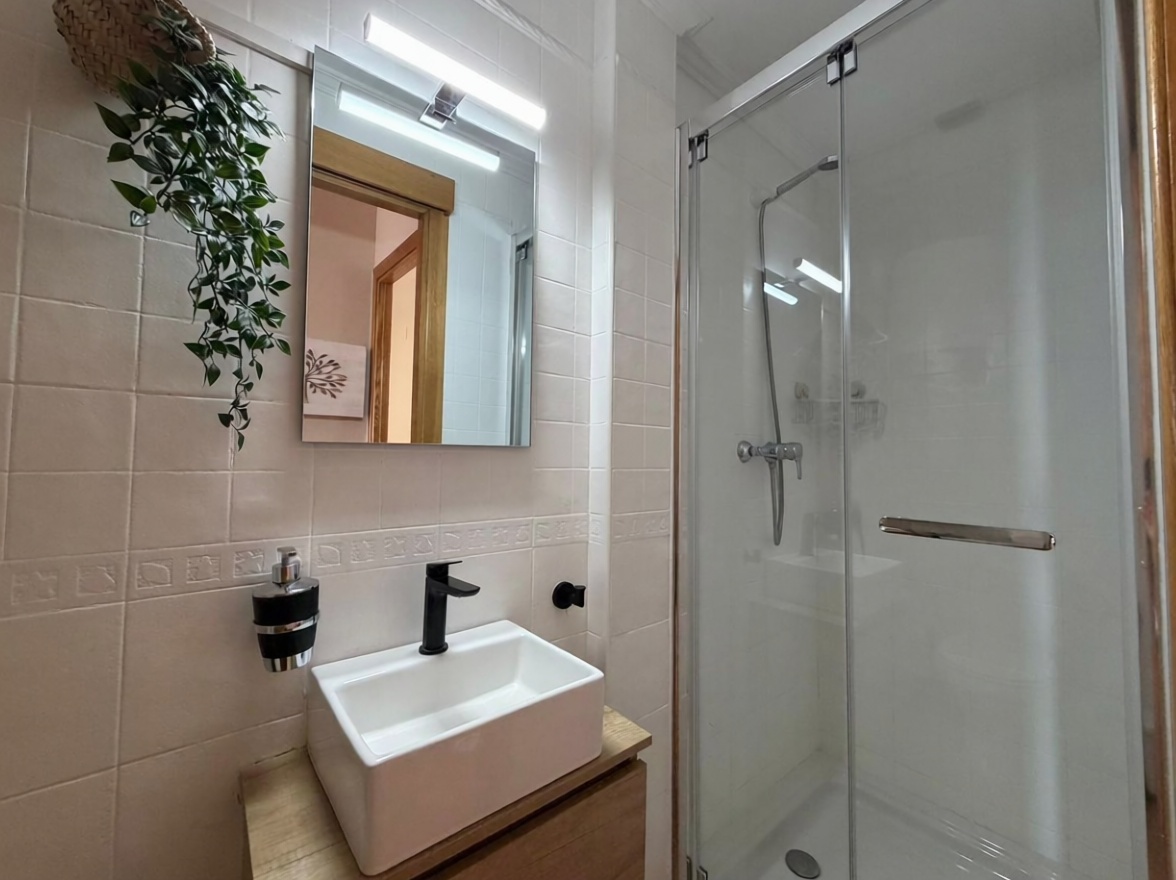 Flat for sale frontline beach in Cambrils — Bathroom