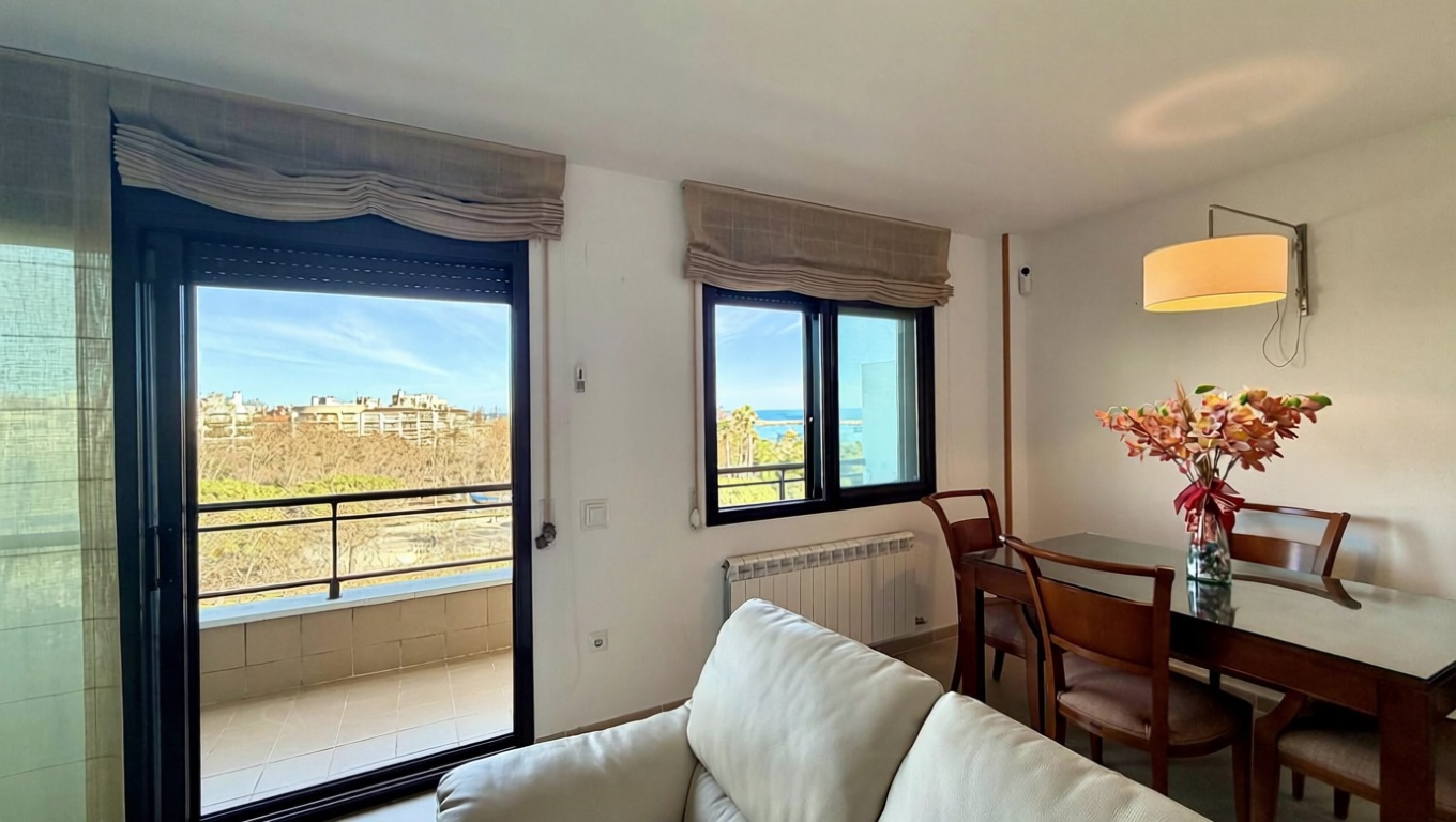 Dachgeschosswohnung zum Verkauf in erster Meereslinie in Cambrils — Wohnzimmer