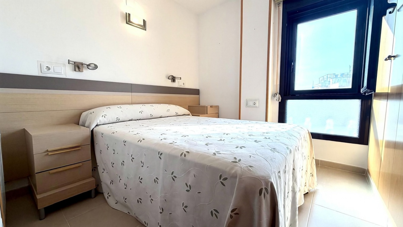 Dachgeschosswohnung zum Verkauf in erster Meereslinie in Cambrils — Schlafzimmer