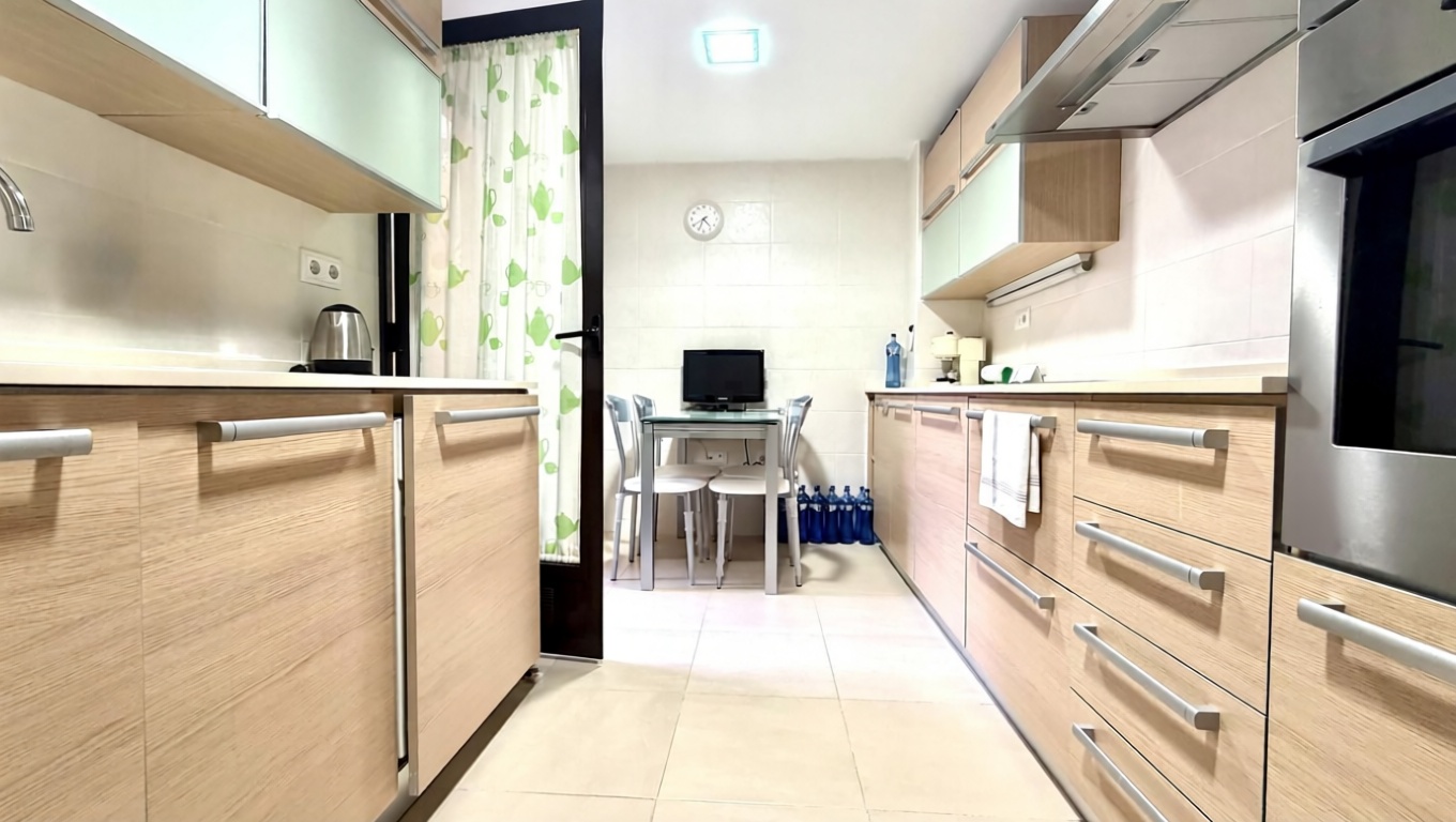 Dachgeschosswohnung zum Verkauf in erster Meereslinie in Cambrils — Küche