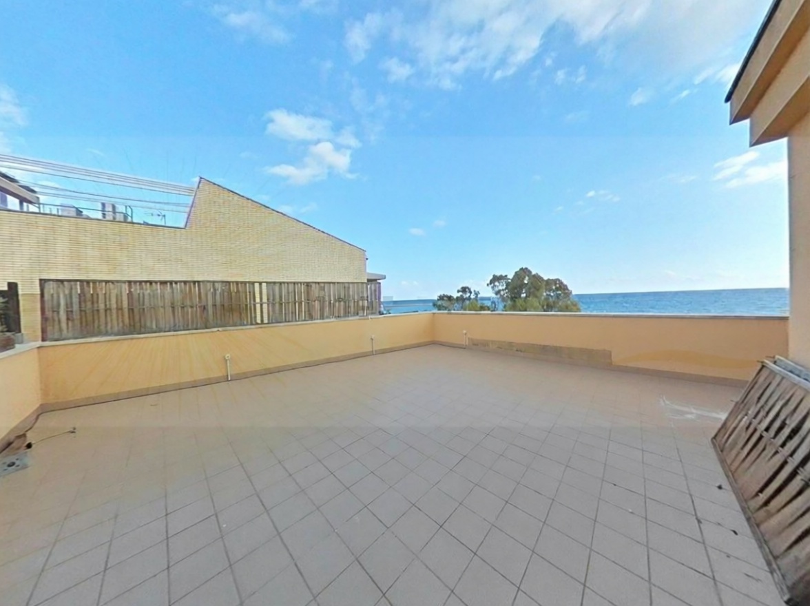 Dachgeschosswohnung zum Verkauf in erster Meereslinie in Cambrils — Meerterrasse
