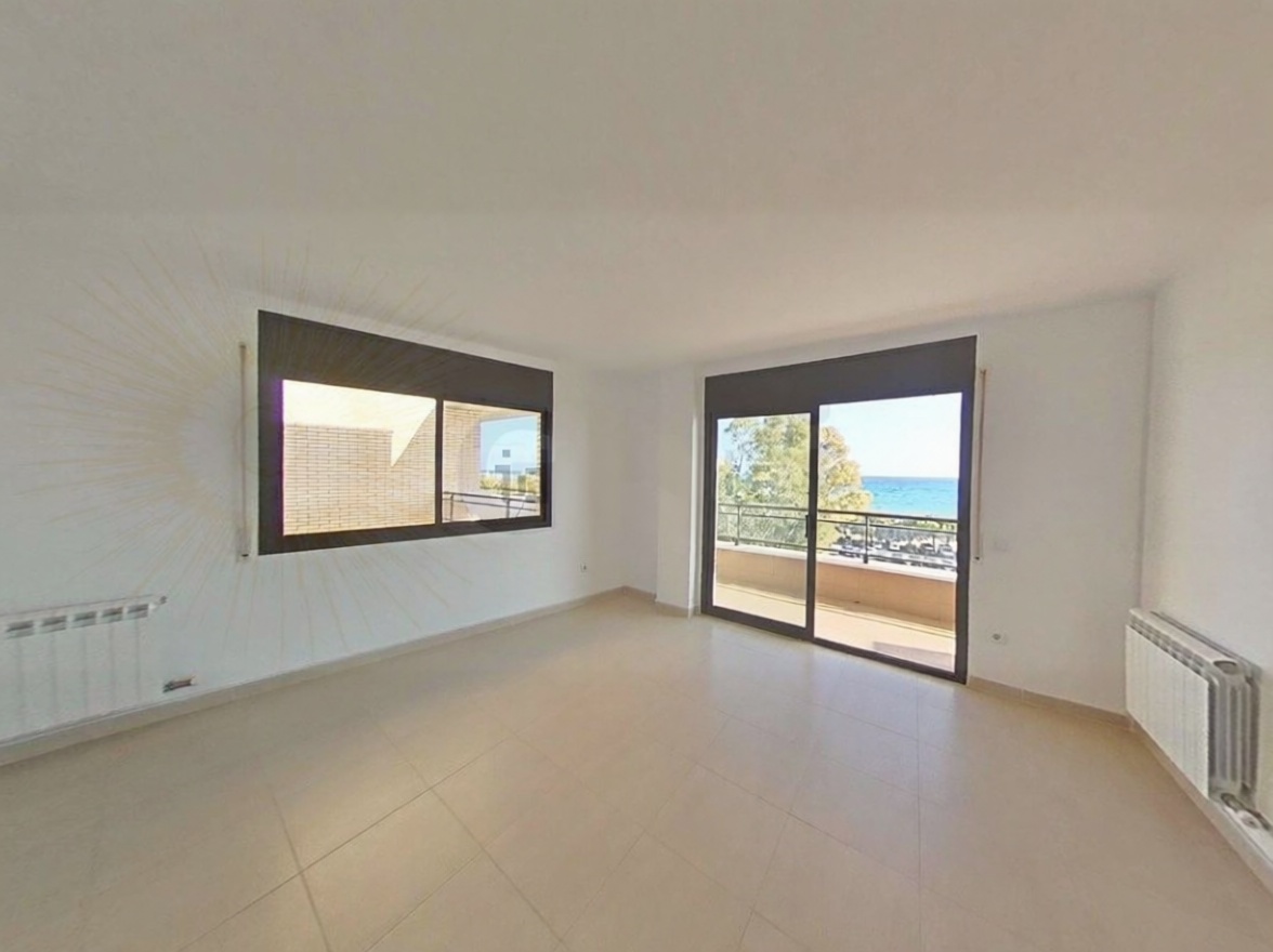 Dachgeschosswohnung zum Verkauf in erster Meereslinie in Cambrils — Wohnzimmer