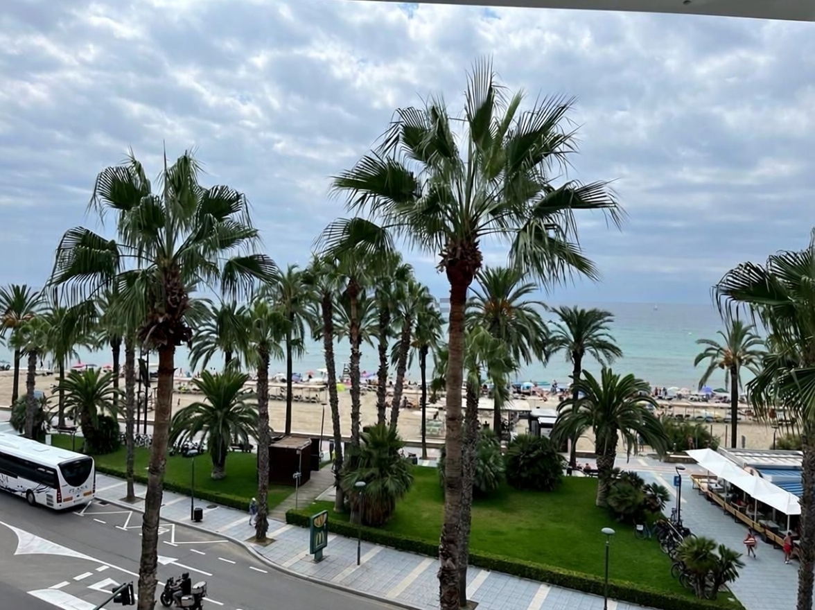 Piso en venta en primera línea de playa en Salou — Vista mar
