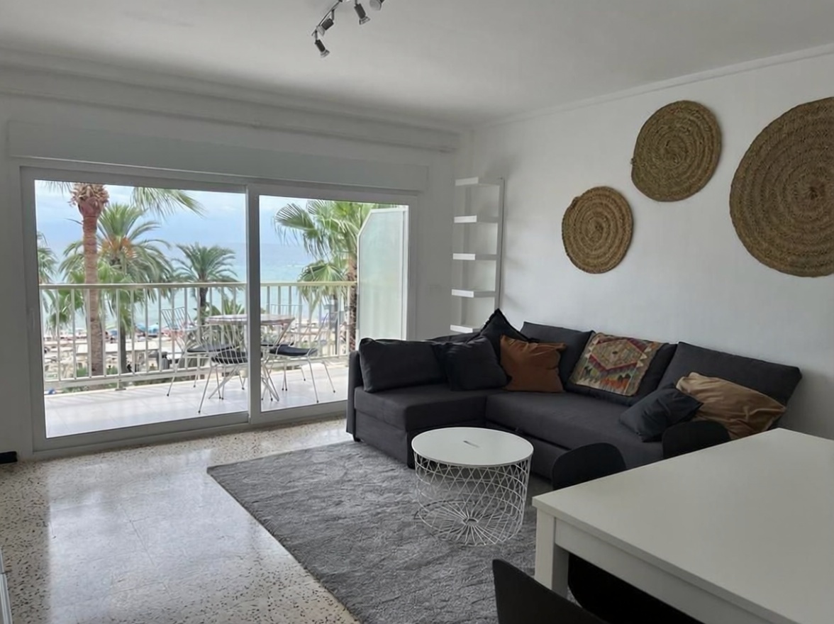 Piso en venta en primera línea de playa en Salou — Salón