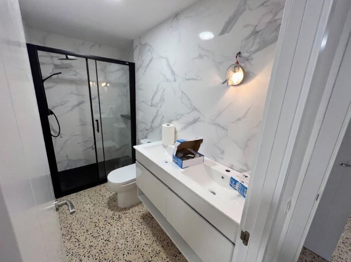 Piso en venta en primera línea de playa en Salou — Baño
