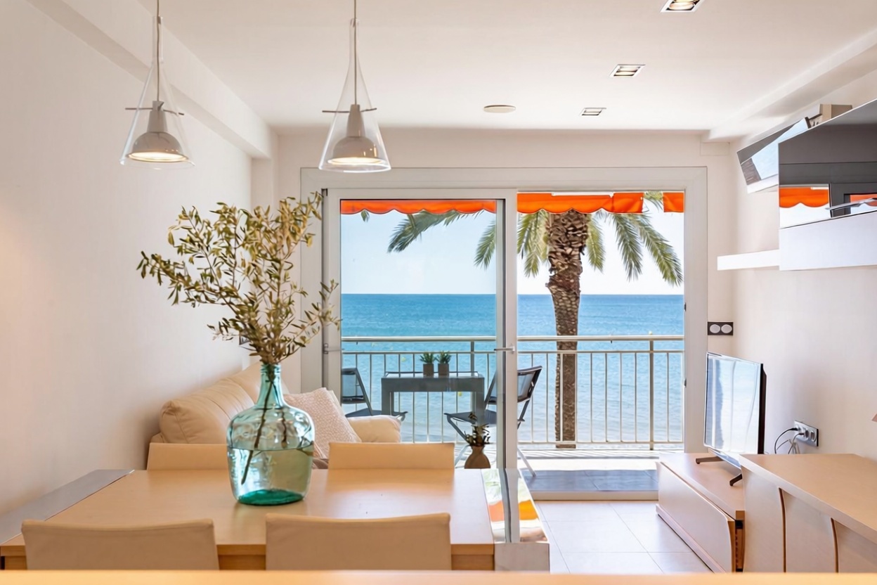Квартира на продажу на первой линии пляжа в Salou — Гостиная