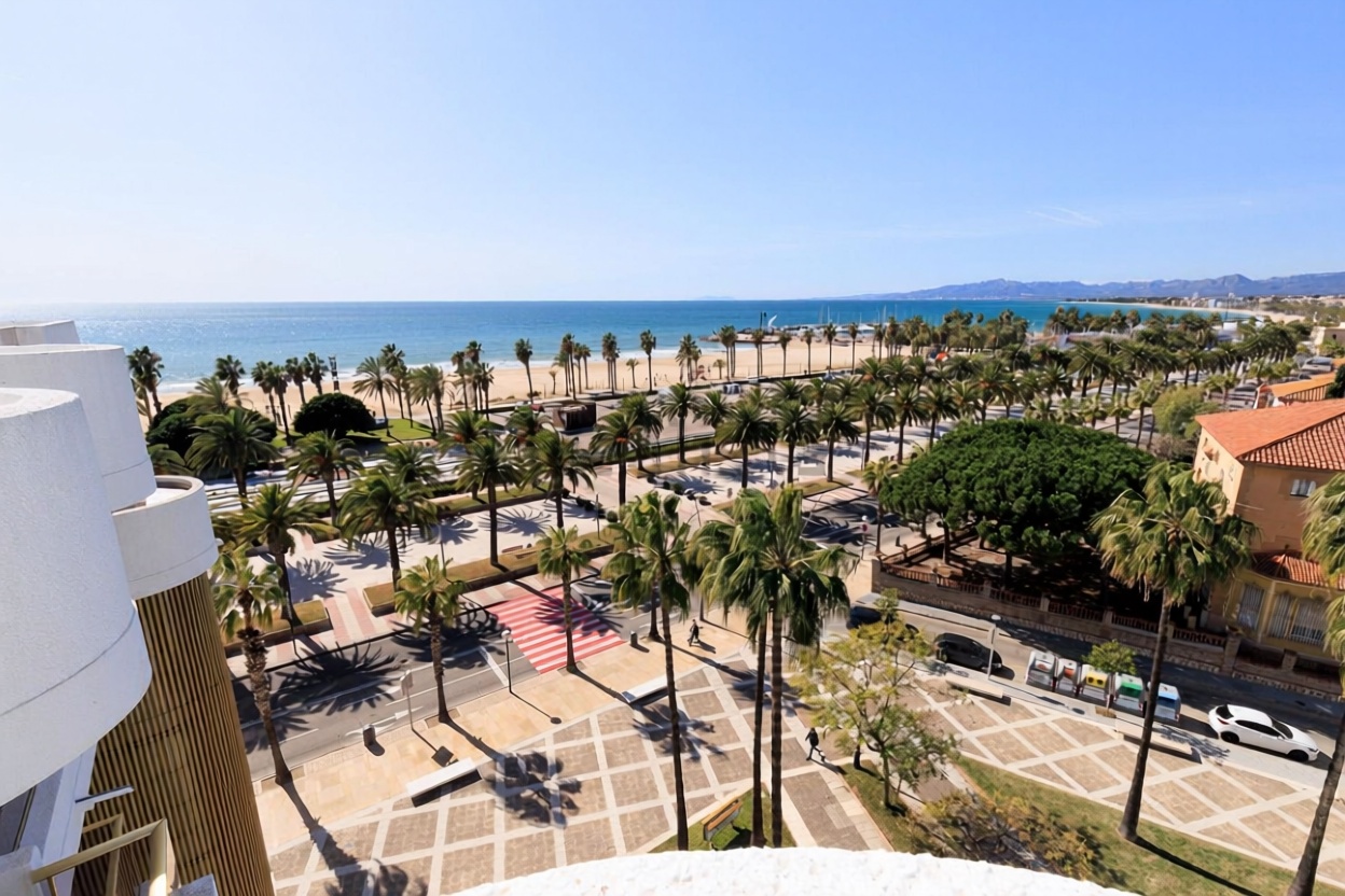 Wohnung zum Verkauf in direkter Strandlage in Salou — Meerblick